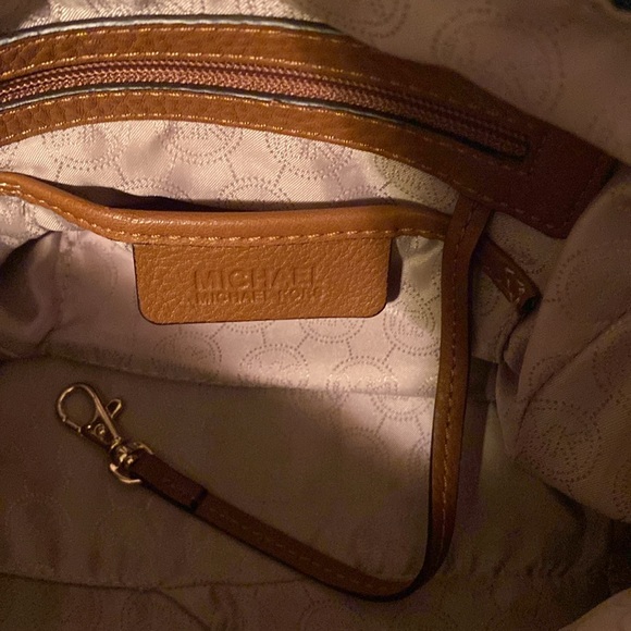 Michael Kors Greyson Satchel
DENIM 💙…Beautiful Blue
Brown Handle Accents 🤎 - Picture 9 of 14